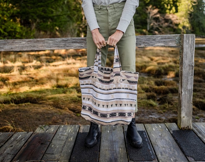 Travellin' Tote - SUMMIT