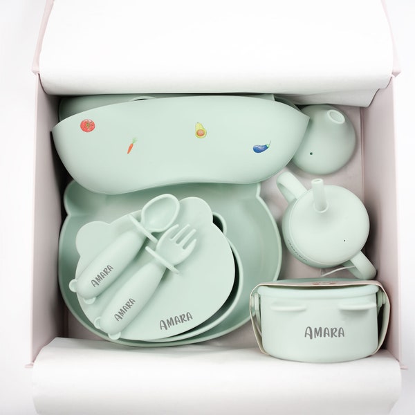 Coffret cadeau Essentiels pour le sevrage de bébé | Assiette, bol, couverts, bavoir, gobelet et pot à collation personnalisés pour bébé par JBØRN