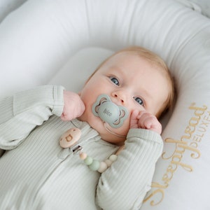 BIBS Supreme Silikon Schnuller Personalisiert Symmetrisches Danish Dummy Mit dem Namen des Babys graviert Bild 8