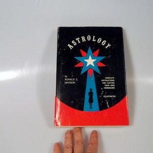 Livro de capa dura de astrologia vintage de Ronald C. Davison Bela sobrecapa 1963 Ilustrado Primeira edição Segunda impressão