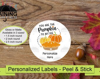 Puede incluir: Pegatina redonda con fondo blanco y diseño de pastel de calabaza. El texto dice "You are the Pumpkin to my Pie". La pegatina está disponible en tamaños de 1,5, 2 y 2,5 pulgadas.  Etiquetas personalizadas - Despegar y pegar.