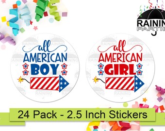 Puede incluir: 24 paquetes de pegatinas redondas de 2,5 pulgadas. Las pegatinas son blancas con diseños de fuegos artificiales rojo, blanco y azul. El texto en las pegatinas dice "all american boy" y "all american girl".