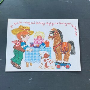 vintage 1960er Jahre antike Geburtstagskarte kleiner Junge Grußkarte Cowboy Pferd Hund Kuchen Briefumschlag nicht benutzt Wünsche best 60s Papier Karte