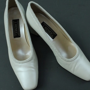 vintage 1980s white leather pearl wedding high heel 80s women size seven medium pump mini heel designer formal prom elegant shoe luxury
