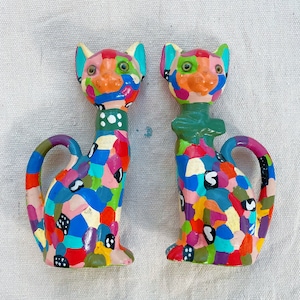 vintage 1970s rainbow ceramic cats set dwa koty kocięta dekoracja domu 70s handmade desk decor muszka boho boho kolorowe dekoracje dla dzieci