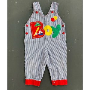 vintage jaren 1980 baby maat twaalf maanden 12 jongen kind auto zeilboot boot wit marineblauwe streep overall broek romper rood knop omhoog lange zomer