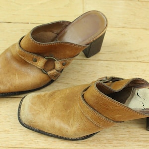 vintage 1970s brown tan leather boot women size 6 six and a half medium 70s hippie boho bohemian retro buckle brass high mini heel boot