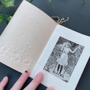vintage 1920er Jahre antik handgemachte Schnur Geburtstag kleine Mädchen Karte Abenteuer Gedicht altes schwarz-weiß Fotografie Bild Schaukel Grußpapier