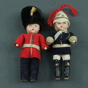 Set vintage de dos muñecas miniatura de plástico de Londres de 1950, mini muñecas de plástico London Guard, conjunto de muñecas de coleccionista vintage de los 50 London Guards