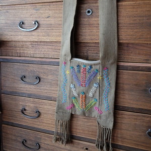 Sac tissé à la main de style bohème hippie « Yame » avec des broderies de fleurs et des cotons naturels filés à la main.
