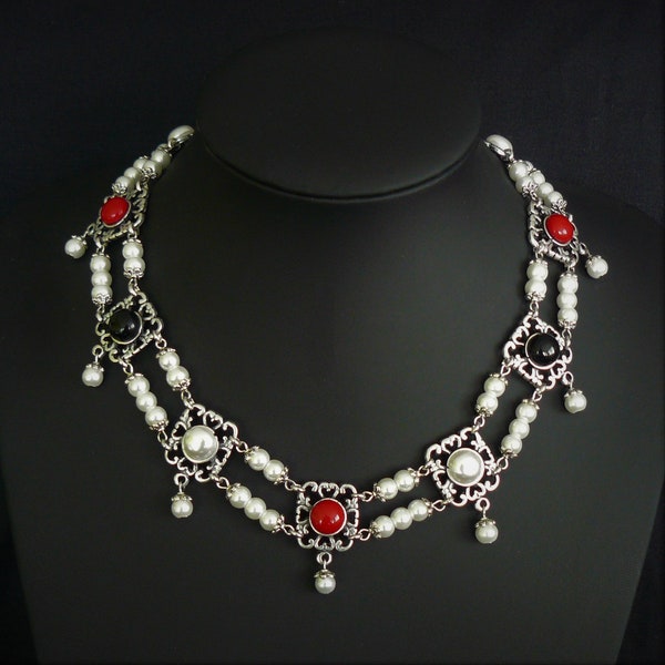 Collier de style Renaissance avec perles de verre et cabochons