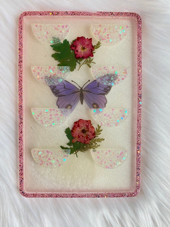 4 pair false lash holder made of resin with pressed flowers and glitter w/ butterfly accent perfect for keeping faux lashes when not in use