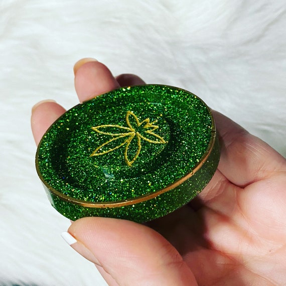 2.5 inch round single pair faux false eyelash holder in custom Green Goddess glitter mix with gold accent