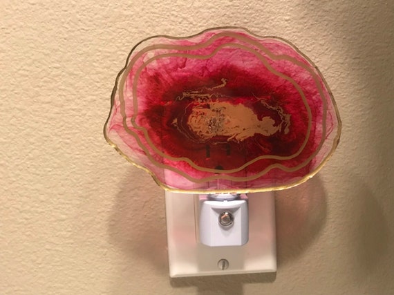 Light sensitive hand poured resin agate slice nightlight in fuchsia and gold