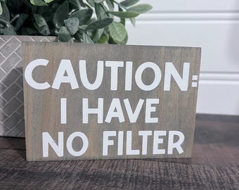 Precaución: No tengo filtro, letrero para estantería, cita motivacional, letrero para escritorio, escritorio de oficina, decoración divertida de madera para cubículos o oficinas, letreros de madera pequeños