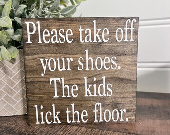 Por favor, quítate los zapatos, los niños lamen el suelo - cartel de bienvenida divertido - Decoración rústica para estantes / cartel de bienvenida