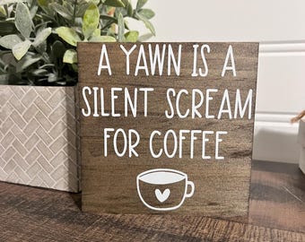 Un bostezo es un grito silencioso por café, letrero de cocina, estante para colocar, letreros de cocina divertidos, regalo para amantes del café, regalo para amigos, letrero de cafetería