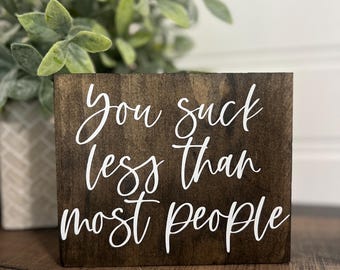 Eres menos malo que la mayoría de la gente, adorno para estantería, frase motivacional, letrero de escritorio, escritorio de oficina, decoración divertida de madera para cubículo u oficina, letrero pequeño