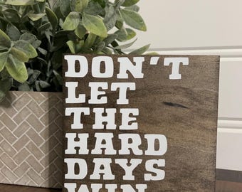 Letrero de madera motivacional "No dejes que los días difíciles te venzan", decoración rústica, adorno para estante, letrero para oficina, letreros motivacionales, regalo para compañeros de trabajo o amigos