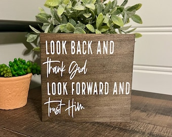 Mira hacia atrás y agradece a Dios. Mira hacia adelante y confía en Él. Letrero de madera / Letrero de motivación / Decoración de granja / Decoración del hogar / Letreros cristianos / Letrero de Dios