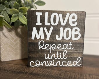 Letrero de madera divertido "Amo mi trabajo", "Repite hasta que te convenzas", letrero de oficina, "Sirve para estantes", letreros divertidos para cubículos, regalo para compañeros de trabajo, letrero de escritorio para regalo de amigos