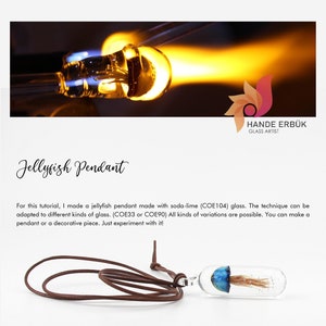 Puede incluir: Un collar de cordón de cuero marrón con un colgante de vidrio en forma de medusa. La medusa es azul con tentáculos transparentes y está encerrada en un tubo de vidrio transparente. El colgante está hecho de vidrio de cal sodada. "Jellyfish Pendant" está escrito en cursiva en la parte superior de la imagen.