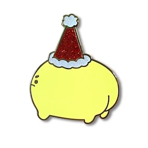 Puede incluir: Un personaje de dibujos animados amarillo que lleva un gorro de Papá Noel rojo con purpurina y ribete blanco. El personaje tiene un cuerpo redondo y piernas pequeñas. El personaje es un pin de esmalte con temática navideña.