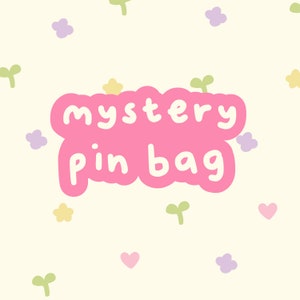 Puede incluir: Gráfico rosa en forma de nube con el texto "mystery pin bag" en blanco. El fondo es amarillo claro con pequeñas flores verdes, amarillas, rosas y moradas.