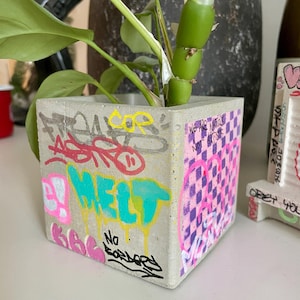 Graffiti Beton Blumentopf – Handgesprayter Urban Art Plant Pot – Handmade Concrete Planter – Custom Graffiti möglich