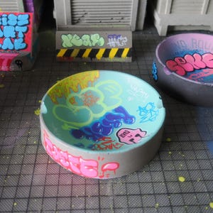Graffiti Concrete Ashtray – Street Art Design Urban Graffiti Skatepark Ash Tray