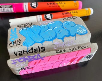 Graffiti Concrete Smartphone Stand – Cell Phone Holder Street Art Urban Style