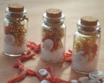 Fiole porte bonheur corse : corail rouge, œil de Sainte Lucie, immortelle corse, gros sel