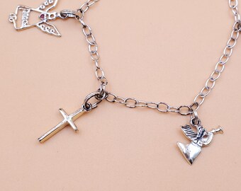 Pulsera vintage de plata de ley con dijes de temática religiosa/eclesiástica.