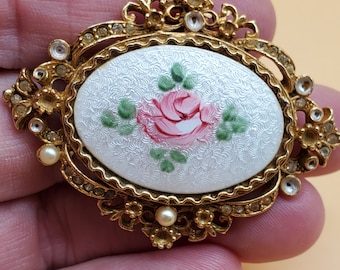 Broche vintage ART de rosa esmaltada con técnica guilloché, adornado con diamantes de imitación transparentes y detalles de perlas de imitación.