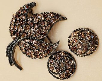 Broche vintage de hoja con pedrería marrón dorado de Kramer of New York con pendientes de clip a juego.