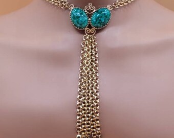 Conjunto vintage de collar y pendientes Hobe NOS chapados en oro de 22 quilates con grandes piedras verdes y borlas colgantes.