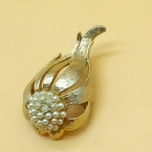 Vintage Dalsheim faux pearl flower brooch