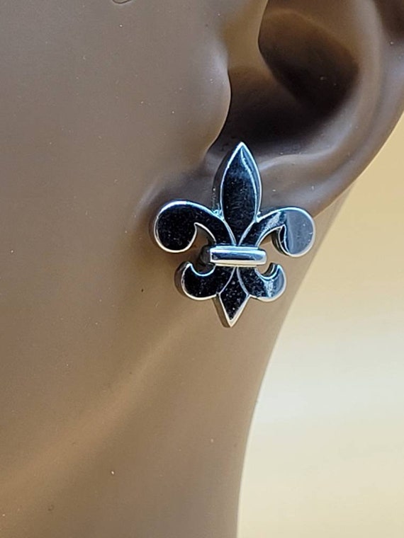 Vintage Monet silver tone Fleur de lis clip on ea… - image 1