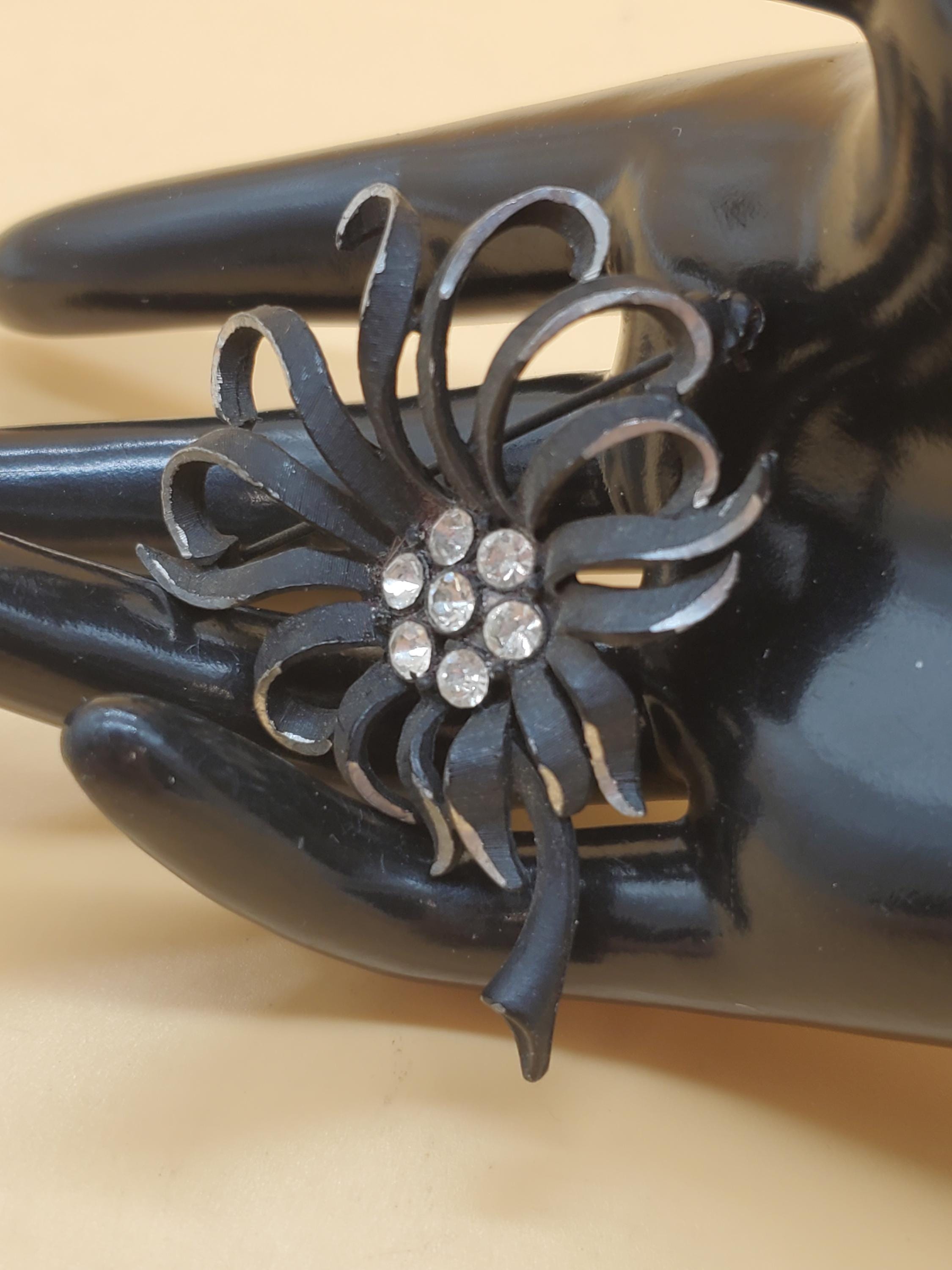 Belle Broche Vintage Fleurs Noir Et Transparent - Métal Et Plastique Style Verre - Occasion