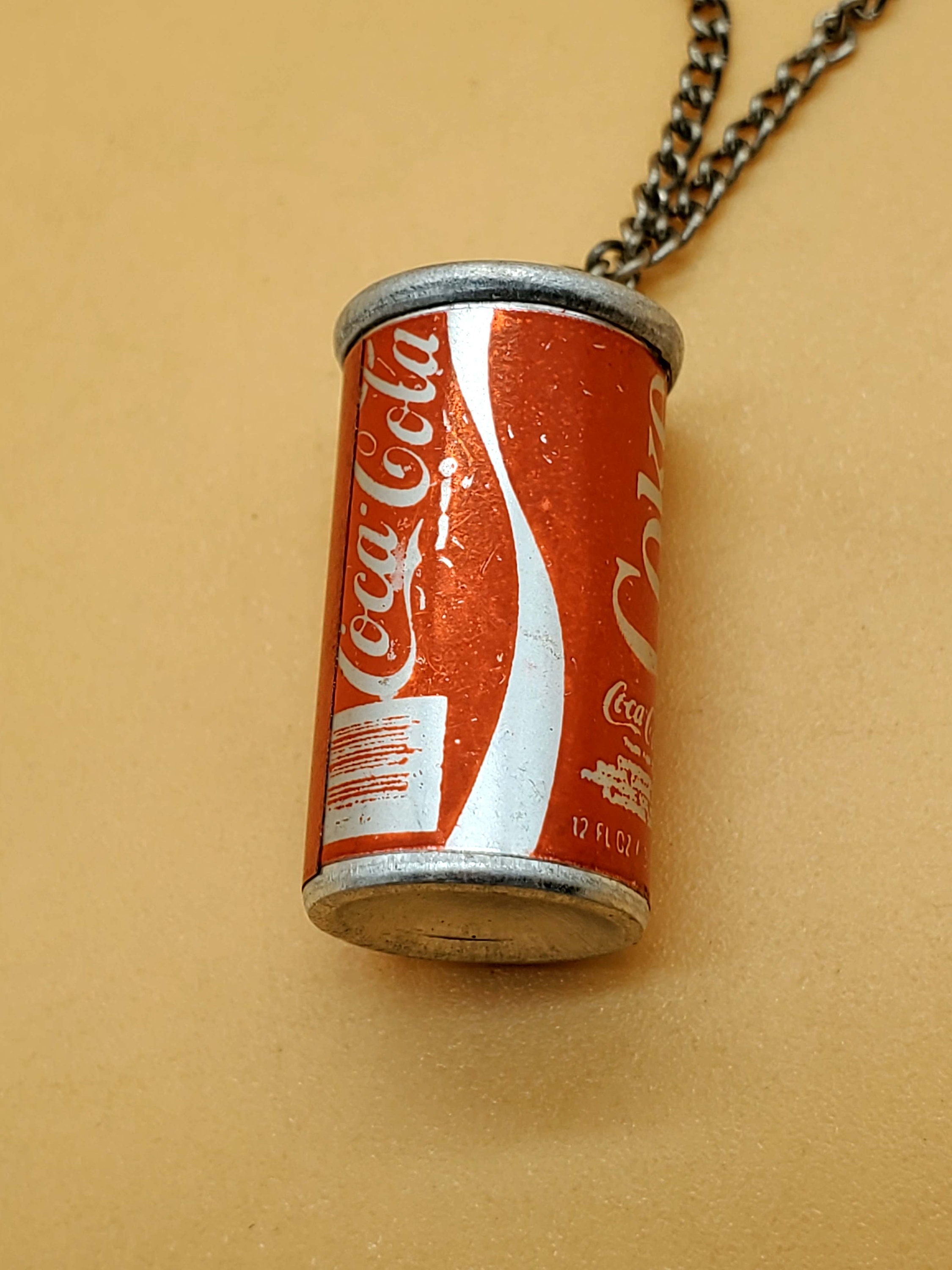 ヴィンテージのミニチュアアルミ製コカ・コーラ缶チャームペンダント 