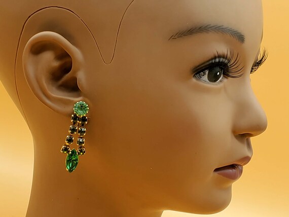 Vintage dangling green rhinestone clip on earrings - image 2