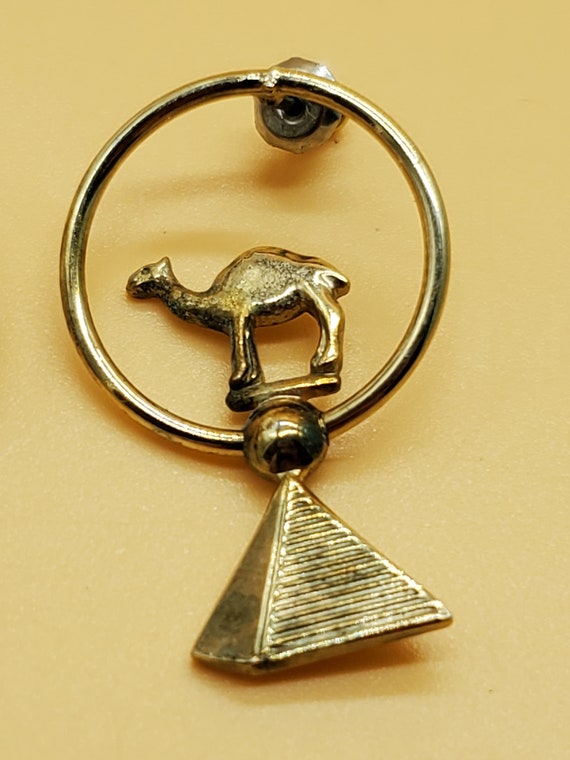 vintage gold tone flipable Camel Pyramid earrings - image 5