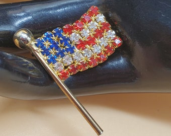 Pin vintage con la bandera de EE. UU. con diamantes de imitación rojos, transparentes y azules.