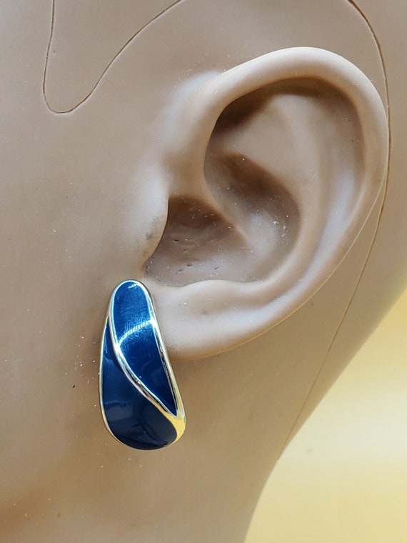 Vintage Crown Trifari navy blue enamel pierced ear