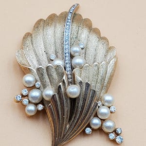 Vintage Crown Trifari Gold Tone Clear Rhinestone Faux Pearl  display picture 1