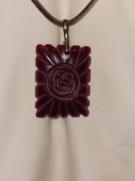 Vintage red carved Bakelite flower pendant - image 5