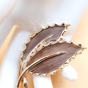 vintage Sarah Coventry wooded beauty leaves brooch with original box