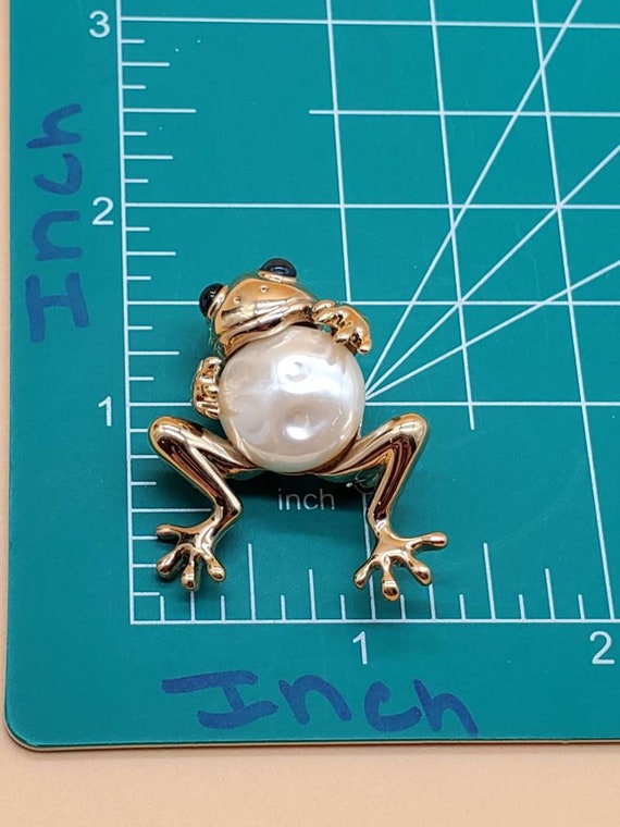 Vintage Carolee frog brooch, faux pearl with blue… - image 3