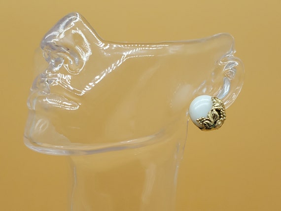Vintage white glass gold grape cluster earrings - image 3