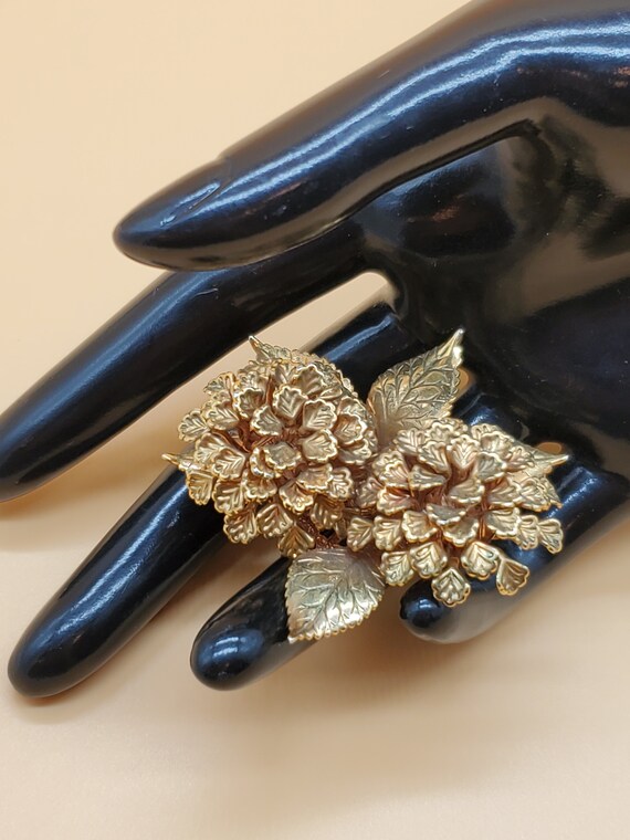 Vintage gold tone puffy flower brooch